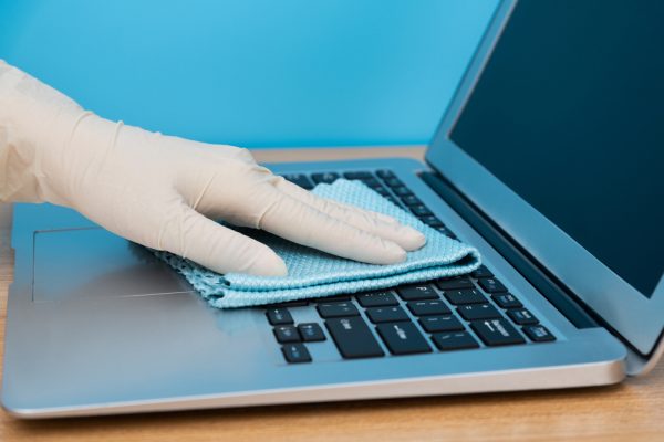Cách làm sạch và khử trùng bàn phím máy tính xách tay của bạn
